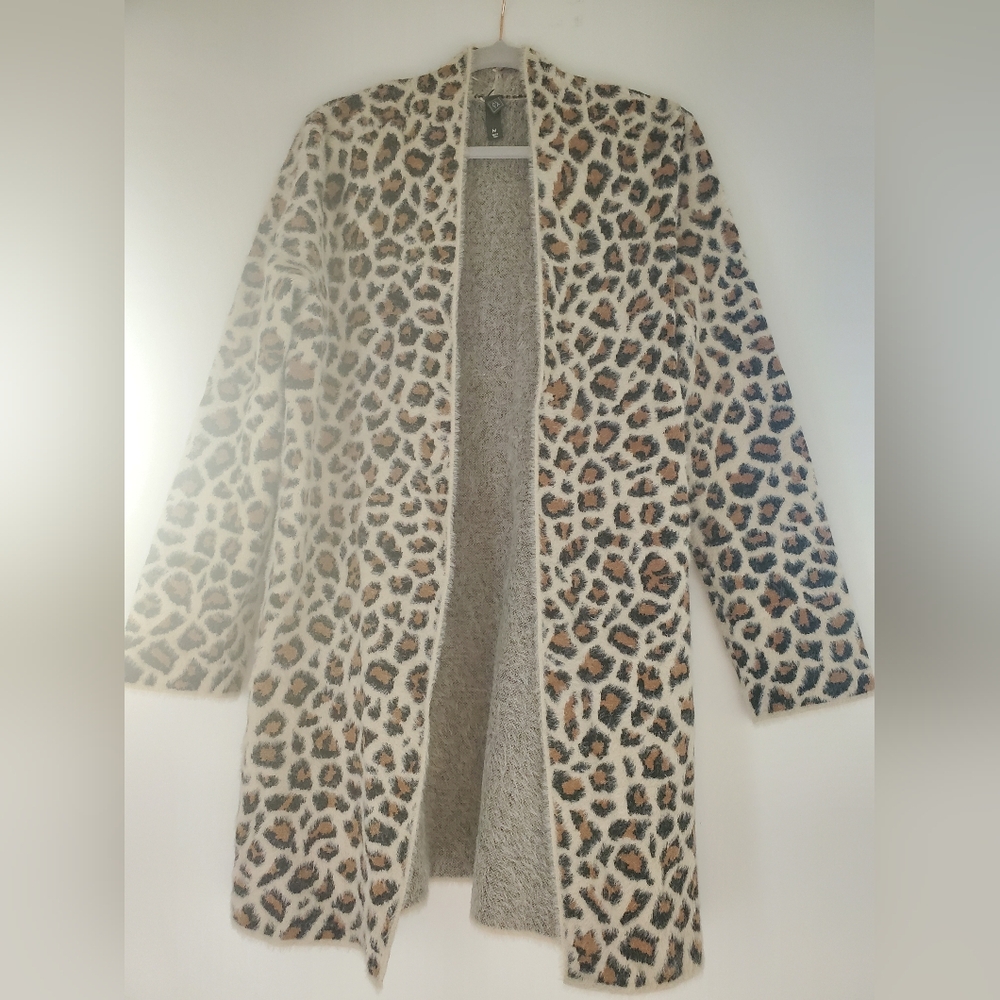 Soft leopard print sweater throw on, medium
